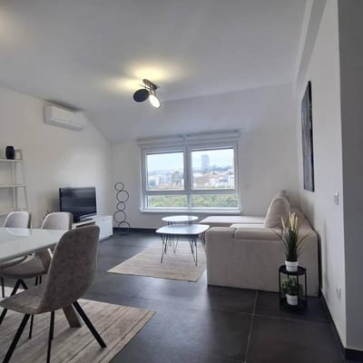 Alquiler de un nuevo piso de 3 habitaciones, 63 m², en el distrito de Vozdovac, Belgrado, Serbia